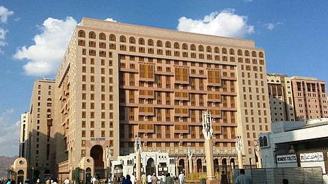 قصة نجاح.. شاب سعودي من موظف استقبال لمسؤول كبير بأحد الفنادق العالمية