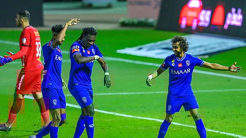 الهلال يلقّن الشباب درساً قاسياً ويغرد منفرداً على قمة دوري المحترفين