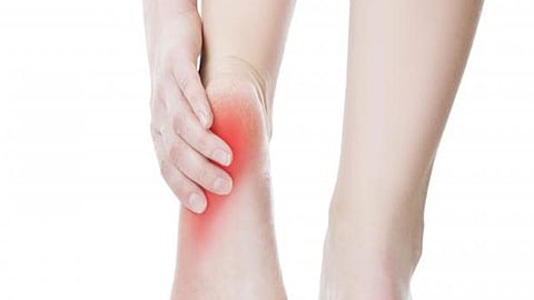 الدكتور النمر: 7 أسباب وراء حرارة باطن القدم الدائمة