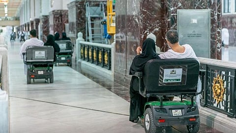 بالصور.. إدارة «التنقل» بالحرم توفر عربات مجانية للمعتمرين المحتاجين