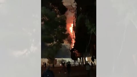 بالفيديو.. حريق في ساحة المسجد الأقصى لحظة أداء الآلاف للصلاة