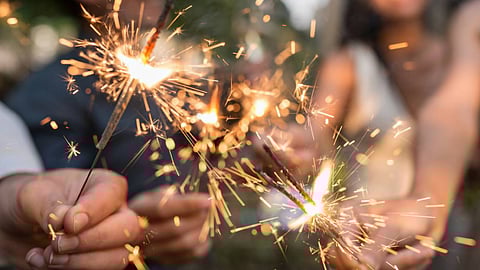 الألعاب النارية.. استشاري يحذر الأطفال من 6 مخاطر