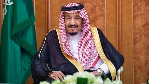 خادم الحرمين الشريفين يتلقى اتصالاً هاتفيًا من سلطان عُمان