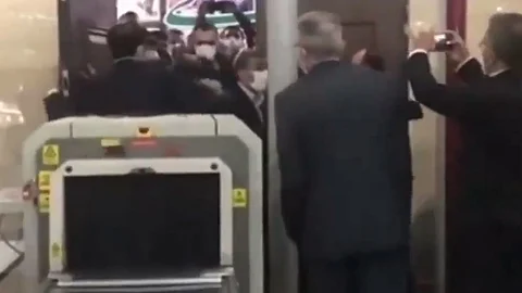 بالفيديو.. اشتباكات بالأيدي أثناء تقدم أحمدي نجاد أوراق ترشحه لرئاسة إيران
