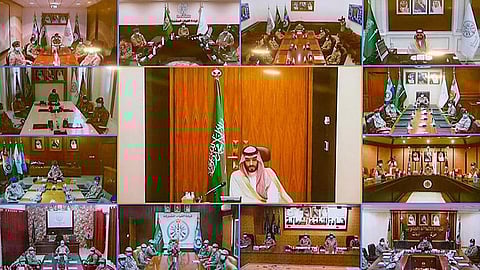 بالفيديو.. ولي العهد يعايد منسوبي وزارة الدفاع عبر الاتصال المرئي