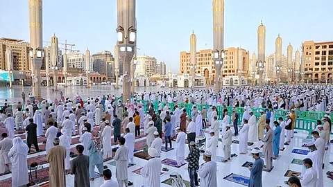 أكثر من 7 آلاف كادر في خدمة المصلين بالمسجد النبوي خلال أيام عيد الفطر