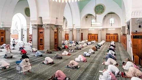 غلق 5 مساجد مؤقتًا بمنطقتين لإصابة مصليين بكورونا وإعادة فتح 8 أخرى