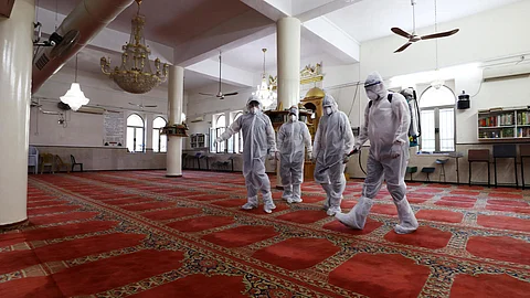 إغلاق مسجدين مؤقتًا لإصابة مصلين بكورونا.. وإعادة فتح 39