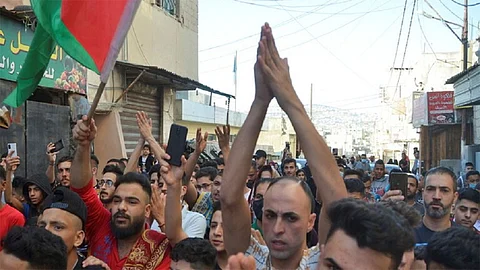 آلاف الأردنيين يحتشدون قرب الخط الحدودي مع فلسطين