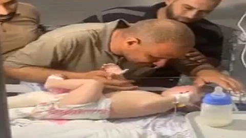 مشهد مؤثر.. فلسطيني يفقد عائلته ورضيعه فقط ينجو من القصف الإسرائيلي