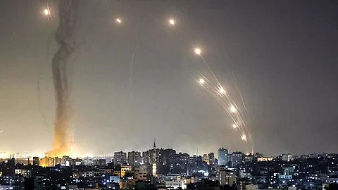 إطلاق عشرات الصواريخ من غزة نحو تلّ أبيب وتصل لمحيط مطار بن جوريون