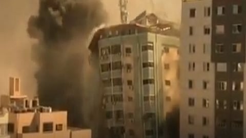 بالفيديو.. انهيار ثاني أكبر برج في غزة بعد استهدافه بـ 4 صواريخ إسرائيلية