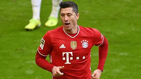 ليفاندوفسكي يسجِّل هدفه الـ40 هذا الموسم ويعادل رقم مولر القياسي
