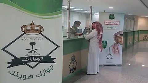 قبيل ساعات من انطلاق الرحلات الدولية.. توافد المسافرين على منافذ المملكة