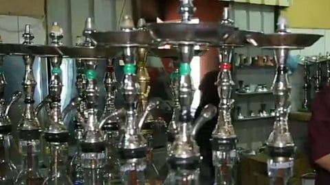 مقاهي «الشيشة».. فيديو يوثق عودة العمل بعد 12 شهرًا من التوقف