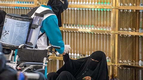 توزيع 8 آلاف عبوة من مياه زمزم على المصليات النسائية بالحرم خلال العيد