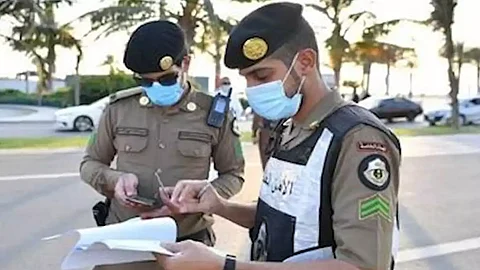 الدوريات الأمنية بحفر الباطن تتابع تطبيق الإجراءات الاحترازية