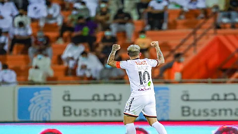 الشباب يتخطى العين بخماسية.. ويطارد الهلال على قمة الدوري