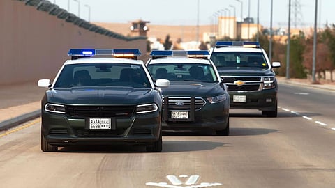 شرطة مكة: القبض على مقيم يرتدي سترة أمنية داخل مركبته بالعاصمة المقدسة
