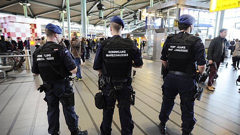 جندي هارب يهدد بإيذاء عالم فيروسات في بلجيكيا.. والشرطة تطارده