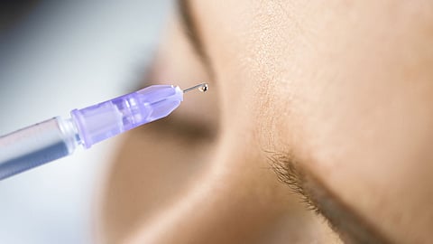 «استشاري جلدية» يكشف تأثير فيروس كورونا على البوتوكس