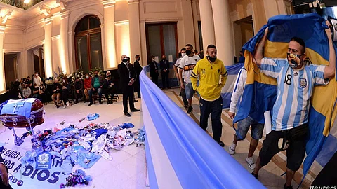 طبيب مارادونا مهدَّد بالسجن 25 عامًا.. ومنع المتهمين الـ7 من مغادرة الأرجنتين