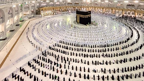 مقطع يوثق لحظة محاولة شخص الصعود على منبر الحرم المكي أثناء خطبة الجمعة