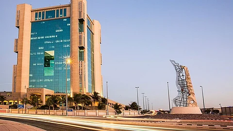 أمانة جدة تغلق مركزًا شهيرًا للتسوق بعد رصد مواد غذائية مجهولة المصدر