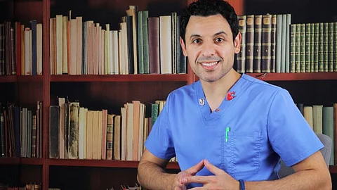 ما الطريقة الصحيحة لإنعاش القلب؟.. طبيب يوضح