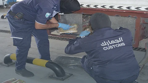 بالصور.. إحباط محاولتين لتهريب 300 كجم حشيش بميناء جازان ومنفذ الوديعة
