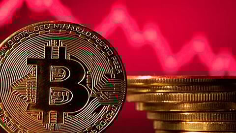 تراجع جديد لـ«البيتكوين».. العملة المشفرة تخسر قرابة نصف قيمتها