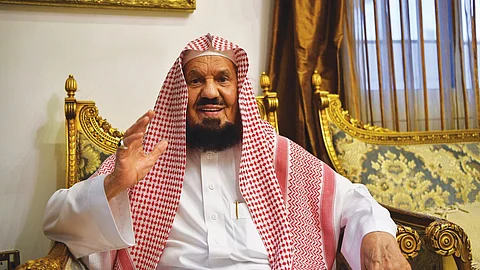 أجر الصلاة والعمل الصالح بمكة والمدينة.. الشيخ المنيع يوضح الأفضلية