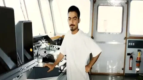 بعد فشل حلمه في أن يصبح طيارًا.. قصة سعودي جاب محيطات العالم بحارًا لأرامكو