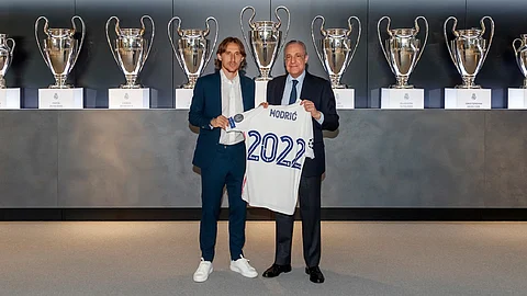 ريال مدريد يمدد عقد مودريتش حتى 2022