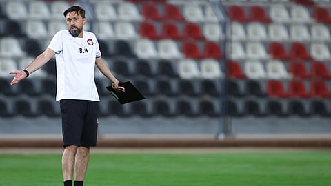 بالفيديو.. مدرب الرائد يهاجم تأجيل مباراة الباطن وضمك.. ويستشهد بـ«الحنفوش»