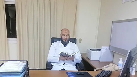 رسالة على جروب دفعته إلى حفظ القرآن.. طبيب يكشف لـ«عاجل» تفاصيل قصته