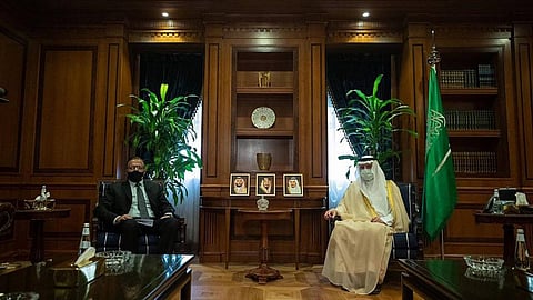 وزير الدولة للشؤون الخارجية يستقبل السفير الباكستاني لدى المملكة