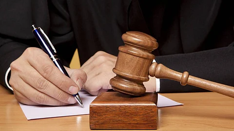 إدانة موظفين بقطاعات حكومية مارسوا التجارة بالمخالفة للأنظمة