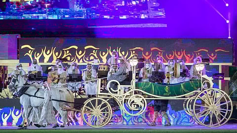 بالفيديو.. أمير الرياض يزين ملعب «الدرة».. وعربة تجرها الخيل تحمل الكأس الغالية