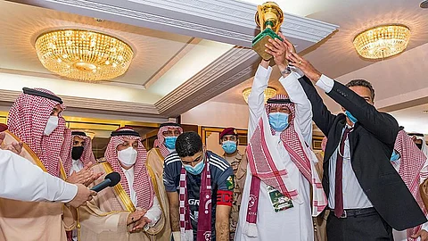 نيابة عن الملك سلمان.. أمير الرياض يتوج الفيصلي بكأس خادم الحرمين
