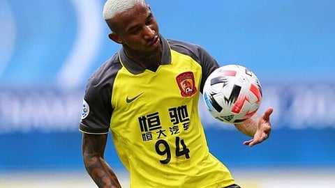 هل يعير «النصر» تاليسكا بسبب الديون؟.. رئيس «العالمي» يجيب