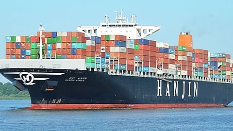 جنوح سفينة في قناة السويس.. وبيان رسمي يوضح ملابسات الحادث