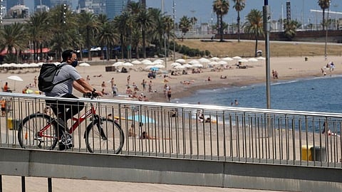 شواطئ صحية.. برشلونة تنشر مخبرين لتتبع قرار حظر التدخين