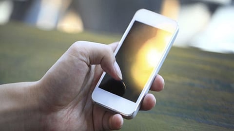 خبير تقني يحذر من تعريض الهاتف لأشعة الشمس المباشرة