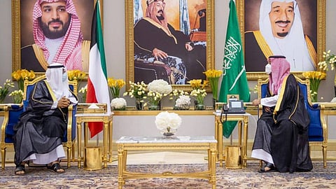 بالفيديو.. الأمير محمد بن سلمان يستقبل ولي عهد الكويت في الرياض