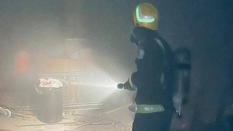الدفاع المدني بالرياض يخمد حريقًا في موقع داخل سوق تجارية