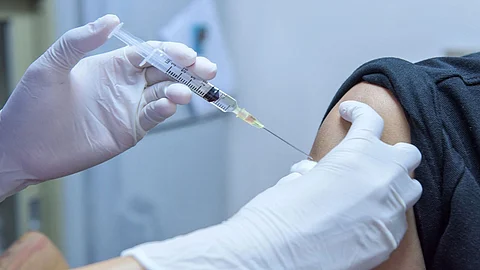 السعودية الثانية.. ترتيب الدول العربية الأقل والأكثر تطعيمًا ضد كورونا