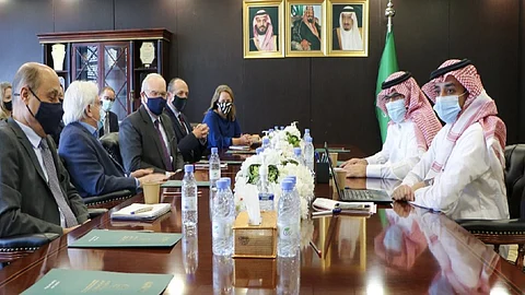 السفير آل جابر يبحث مع المبعوث الأمريكي وقف إطلاق النار باليمن