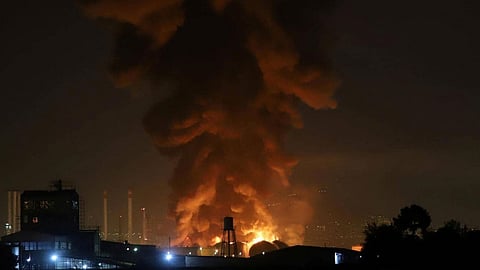 حريق مصفاة النفط الإيرانية يتواصل.. والسلطات تفشل في السيطرة عليه