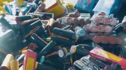 بالفيديو.. إحباط محاولة تهريب 1.2 مليون حبة ألعاب نارية عبر الميناء الجاف بالرياض